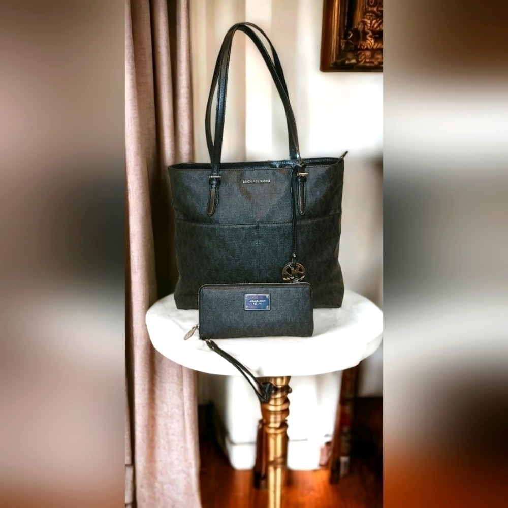 Michael Kors Bedford Signiture Pocket Tote with Wristlet Wallet Set